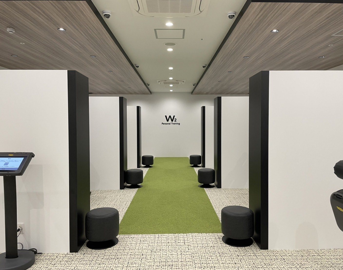 W2あべのアポロビル店の店内。個室ブースが並ぶトレーニングエリア